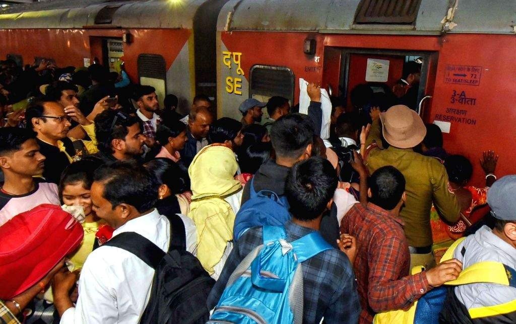 रिजर्व डिब्बे में चोर घुसे कैसे? रेलवे की बोलती बंद, अब यात्री को देना होगा लाखों का हर्जाना
