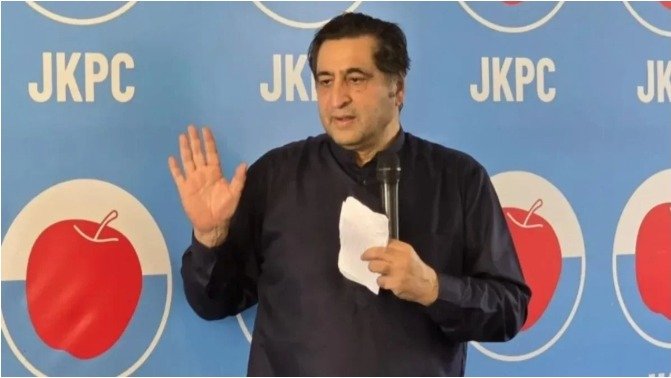EWS पर सियासी घमासान - जम्मू में 92 फीसदी गरीब तो कश्मीर में सिर्फ 8%? सज्जाद लोन ने आंकड़ों पर खड़े किए सवाल