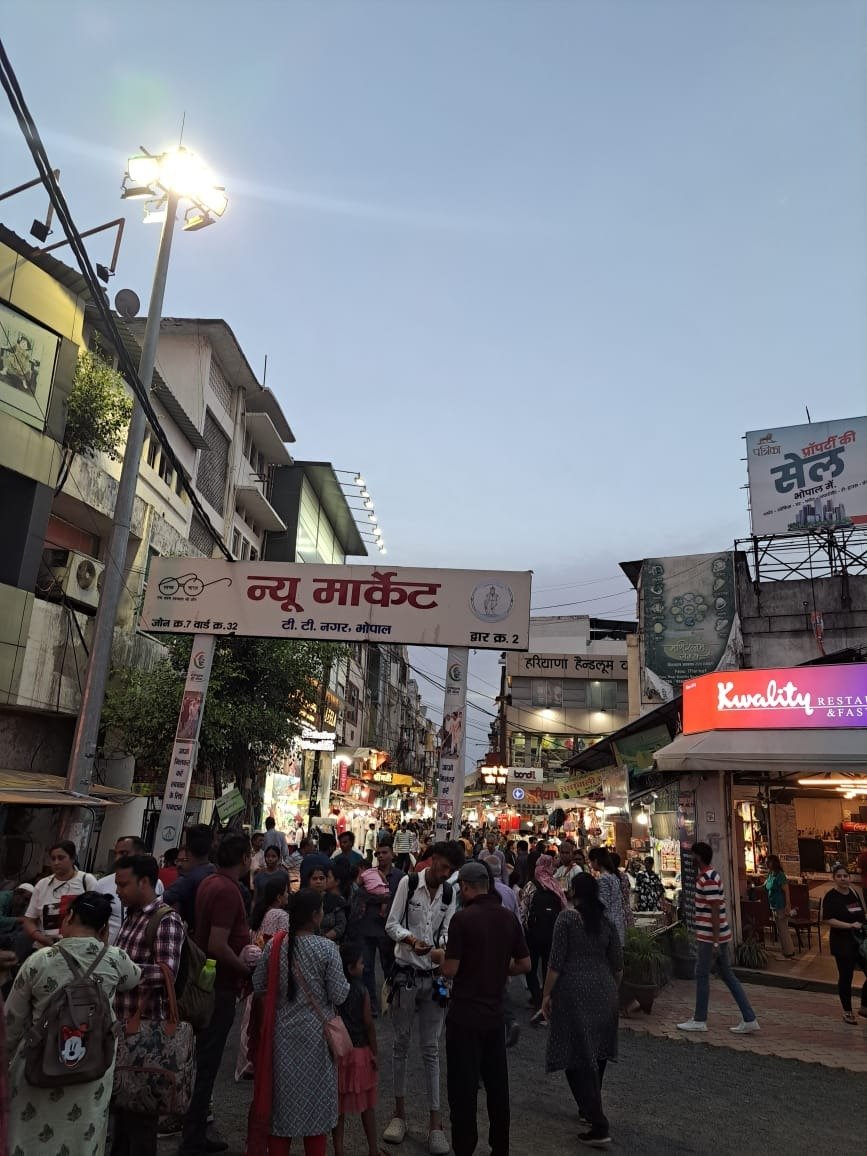 भोपाल न्यू मार्केट में सिलेंडर फटा, 25 फीट ऊंची लपटें, 5 दुकानें खाक, पहली मंजिल से कूदे लोग